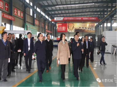 濟(jì)寧市委常委、組織部部長孔凡萍帶領(lǐng)全市“兩新”組織黨建工作現(xiàn)場觀摩團(tuán)蒞臨天意機(jī)械調(diào)研指導(dǎo)