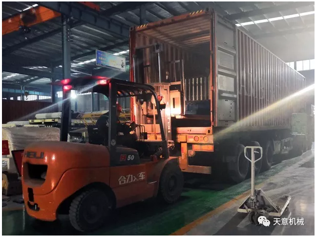 天意機(jī)械為柬埔寨客戶加工生產(chǎn)年產(chǎn)80萬平方輕質(zhì)墻板生產(chǎn)線成功裝車啟運！