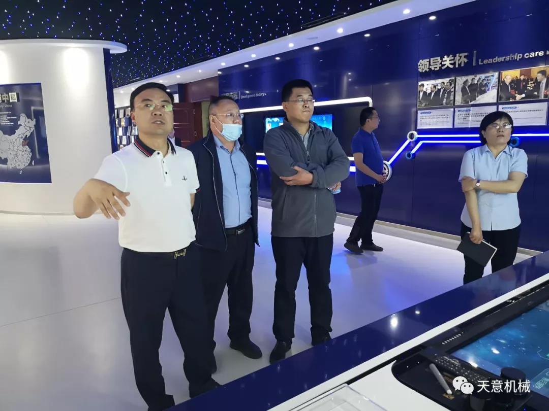 哈爾濱工業(yè)大學(xué)張教授、于教授蒞臨天意機械就智能焊接技術(shù)進行交流指導(dǎo)